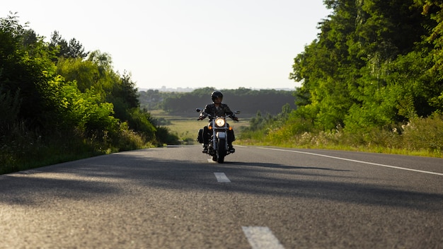 Vollbildaufnahme eines Mannes auf einem Motorrad