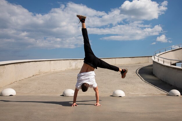 Vollbildaufnahme eines Mannes beim Parkour-Training