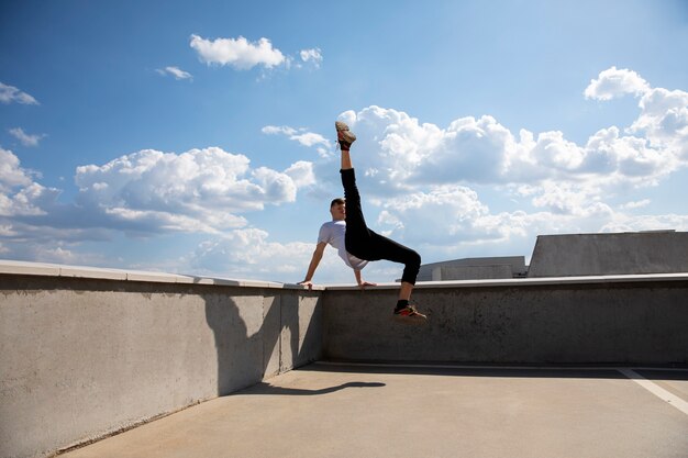 Vollbildaufnahme eines Mannes beim Parkour-Training