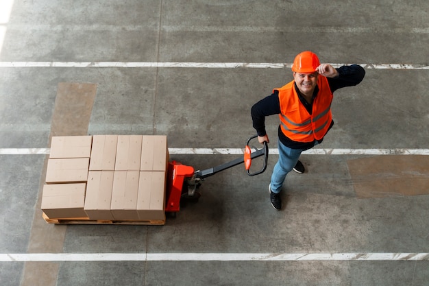 Kostenloses Foto vollbildaufnahme eines mannes, der im baugewerbe arbeitet