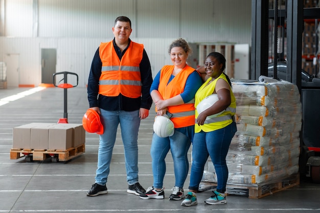 Kostenloses Foto vollbildaufnahme von menschen, die im baugewerbe arbeiten