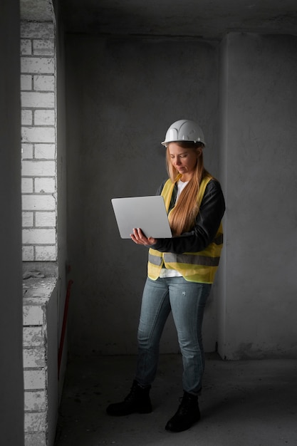 Kostenloses Foto vollbildfrau, die als ingenieurin arbeitet