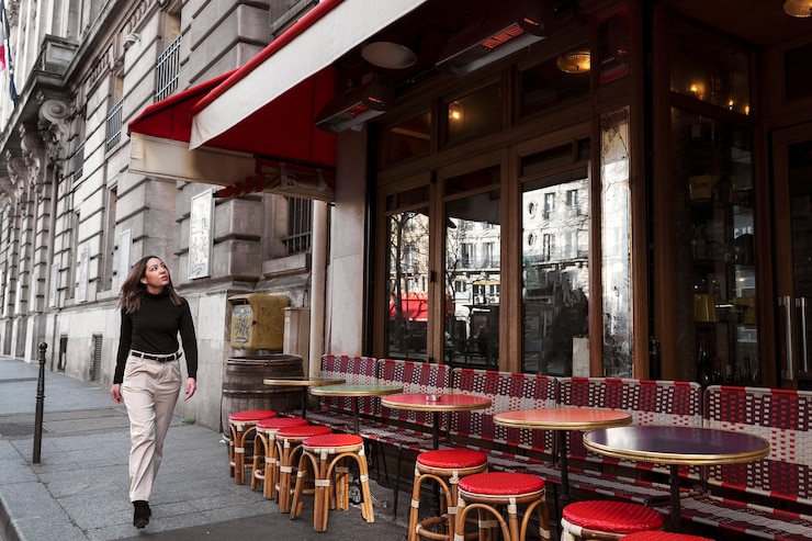 Kostenlose Foto vollbildfrau, die am bistro vorbeigeht