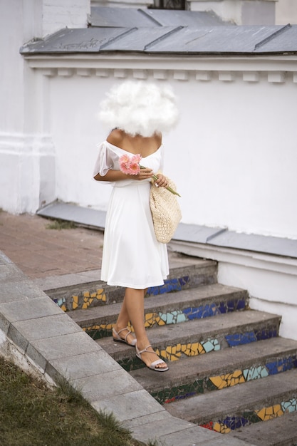 Kostenloses Foto vollbildfrau, die die treppe hinuntergeht