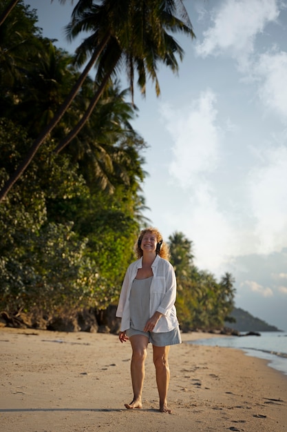 Vollbildfrau, die einen Tag allein am Strand verbringt