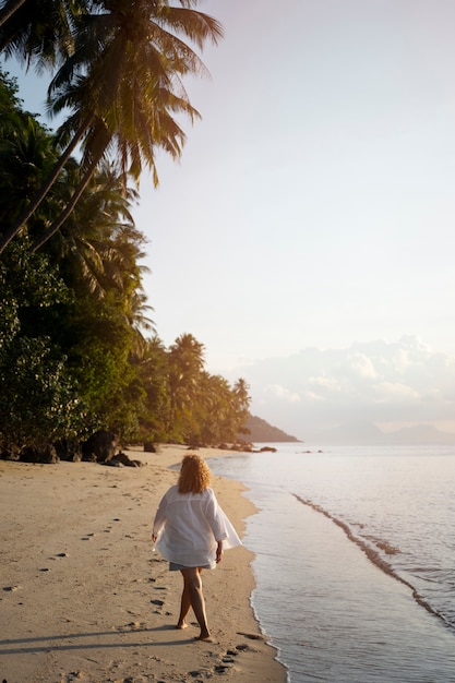 Vollbildfrau, die einen Tag allein am Strand verbringt