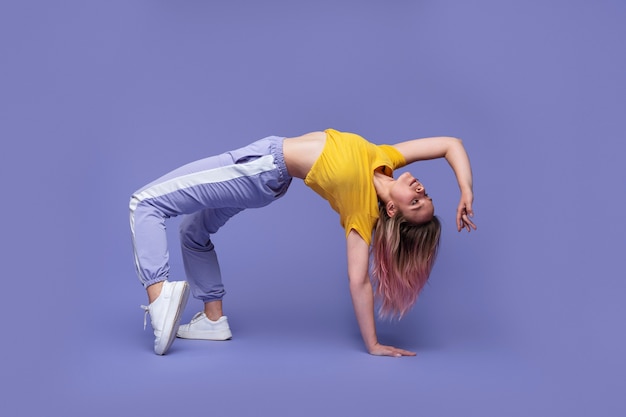 Vollbildfrau, die sich im Studio bewegt