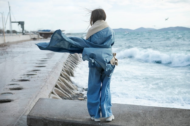 Kostenloses Foto vollbildfrau mit warmem schal am meer