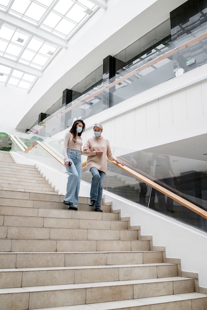 Vollbildfrauen, die die Treppe hinuntergehen