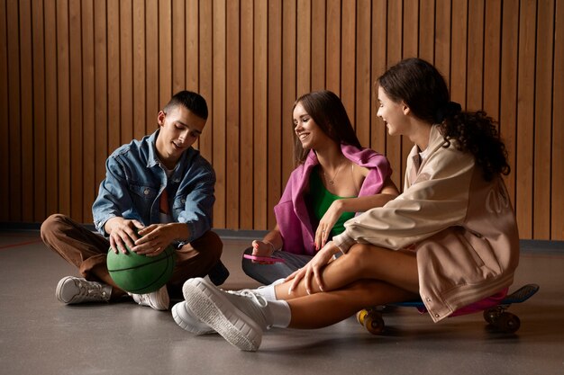 Vollbildkinder, die in der Schule chatten