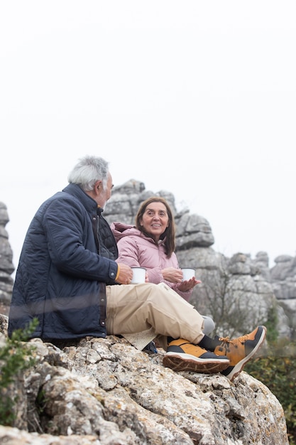 Volle Aufnahme älterer Menschen auf Felsen