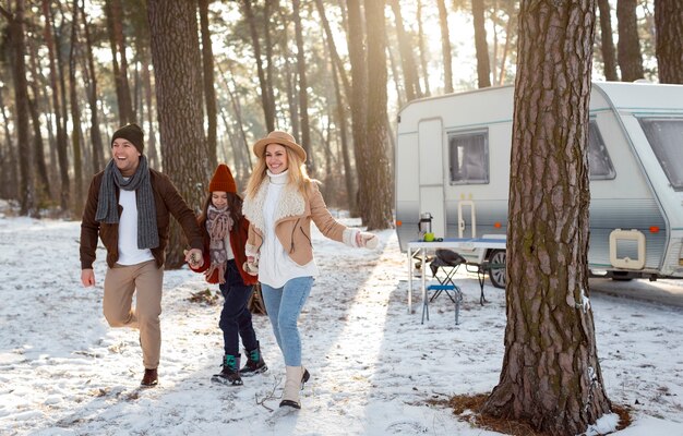 Volle Aufnahme der Wintersaison der Nomadenfamilie