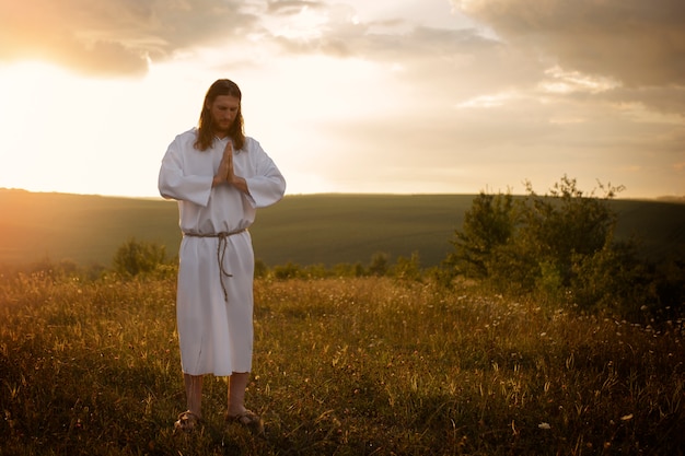 Kostenloses Foto volle aufnahme des mannes, der den propheten charakterisiert