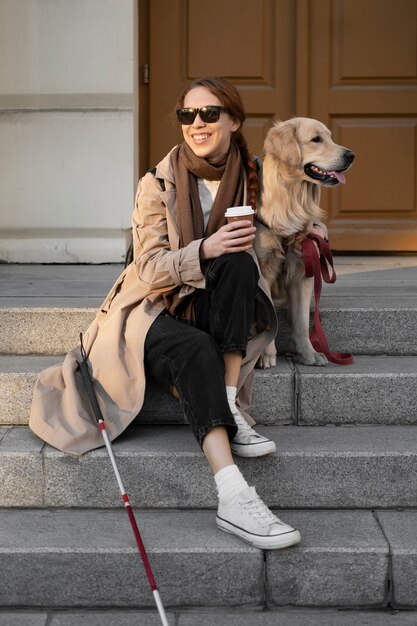 Volle Aufnahme Frau und Hund auf der Treppe