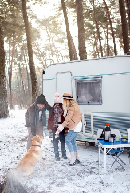 Volle Aufnahme glückliche Familie mit Hund