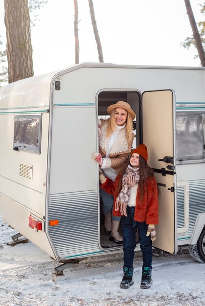 Kostenloses Foto volle aufnahme glückliche familie und mädchen