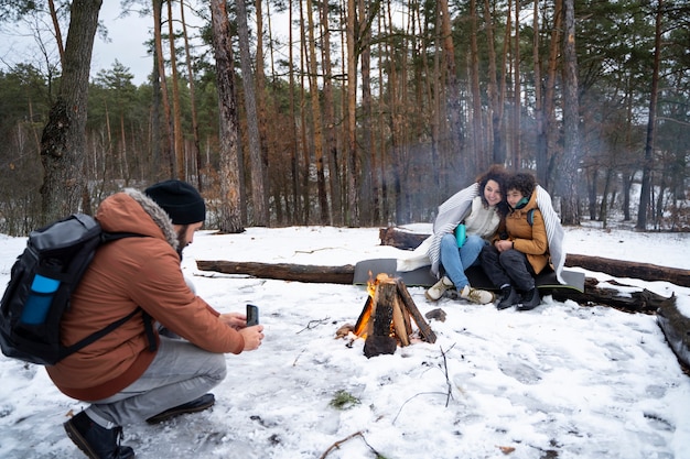 Kostenloses Foto volle aufnahme glückliche familienwinterzeit