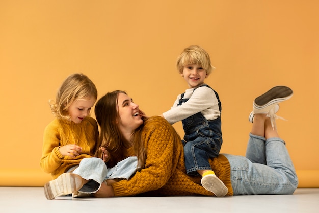 Kostenloses Foto volle aufnahme glückliche mutter und kinder im studio