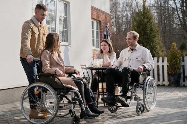 Volle Aufnahme glücklicher Freunde, die sich im Freien unterhalten