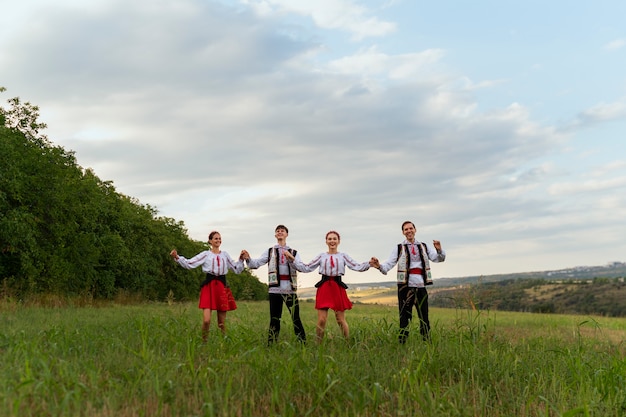 Kostenloses Foto volle aufnahme junger leute, die zusammen tanzen