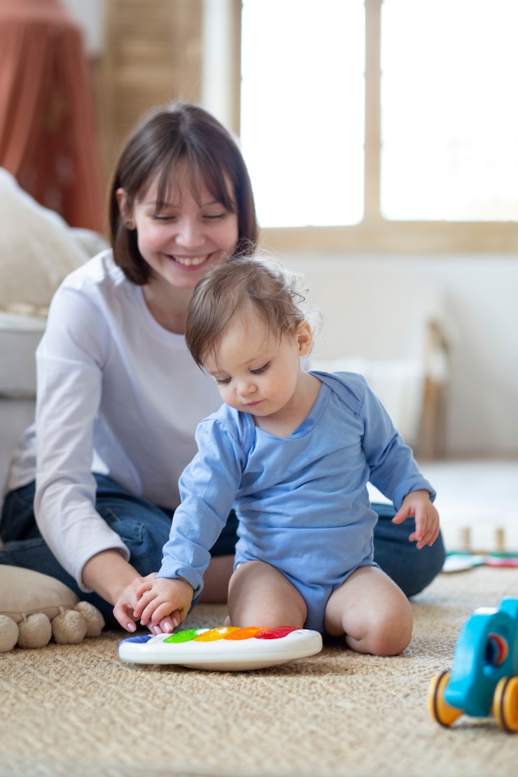 Kostenlose Foto volle aufnahme mutter und smiley-baby spielen