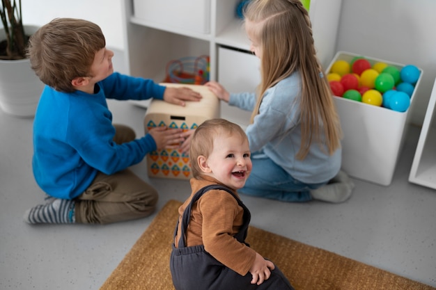 Volle Aufnahme süße Kinder, die zusammen spielen