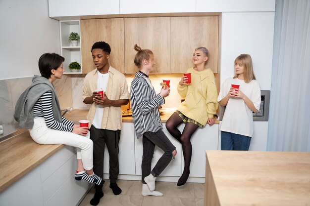 Volle Aufnahme von Leuten auf einer Party im Innenbereich