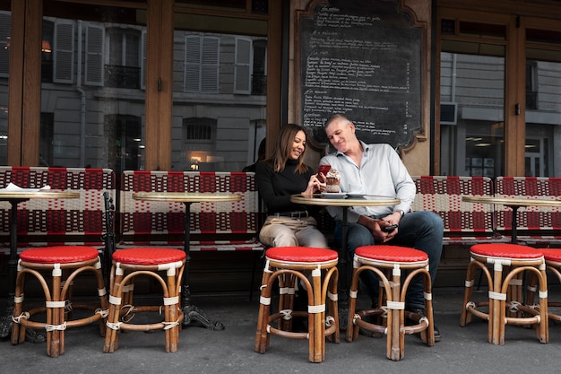 Volle Aufnahme von Leuten, die im Bistro sitzen