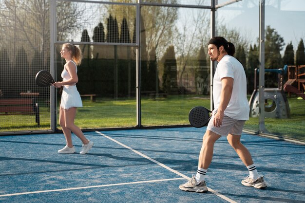 Volle Aufnahme von Leuten, die Paddle-Tennis spielen