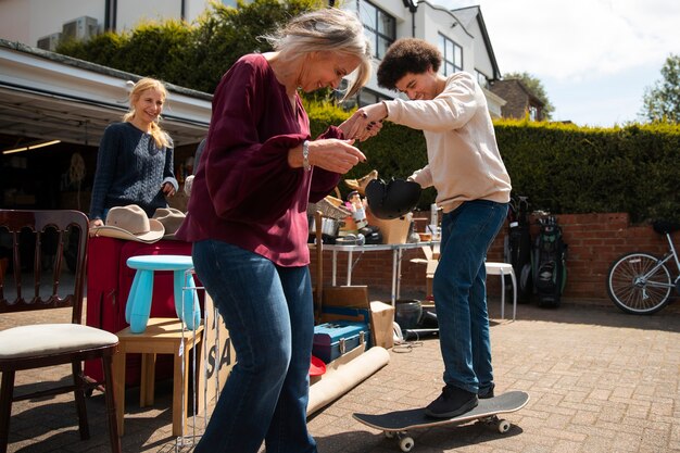 Volle Aufnahme von Menschen beim Flohmarkt