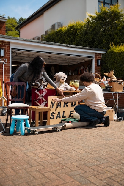 Volle Aufnahme von Menschen beim Flohmarkt