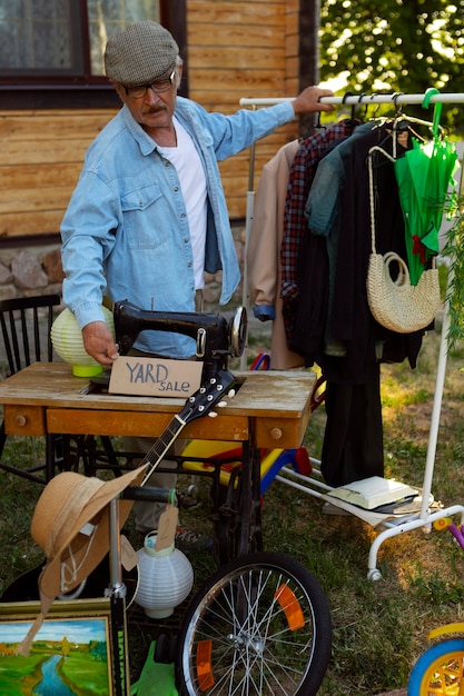 Volle Aufnahme von Menschen beim Flohmarkt