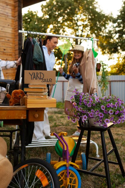 Volle Aufnahme von Menschen beim Flohmarkt