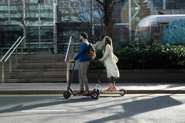 Volle Aufnahme von Menschen mit Elektrotransport in der Stadt