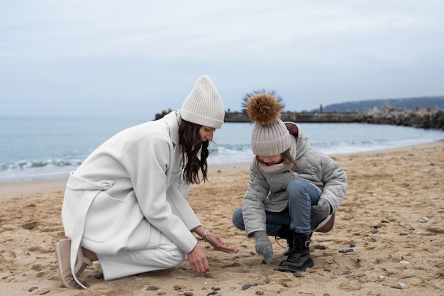 Kostenloses Foto volle aufnahme von mutter und kind am strand