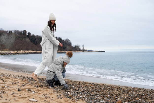 Volle Aufnahme von Mutter und Kind am Strand