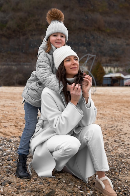 Kostenloses Foto volle aufnahme von mutter und kind am strand