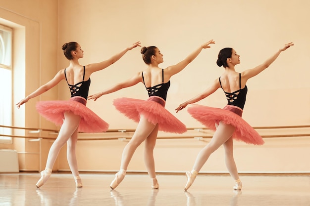 Kostenloses Foto volle länge von ballerinas, die gemeinsam im ballettunterricht in der tanzschule üben