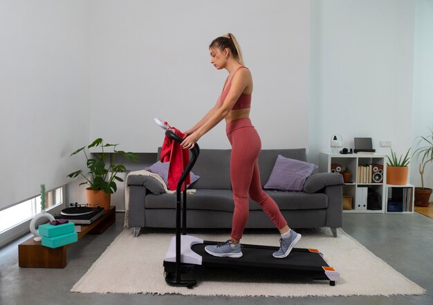 Volle Schuss fitte Frau auf dem Laufband