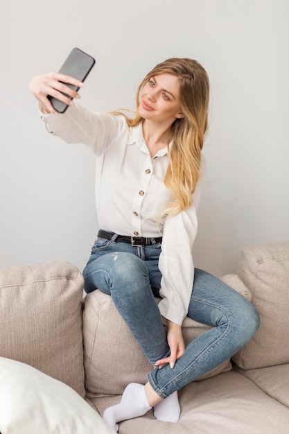 Volle Schuss hübsche Frau, die selfie nimmt