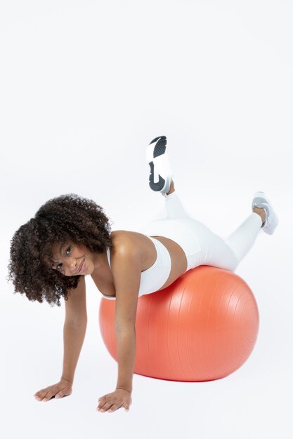 Kostenloses Foto volle schuss smiley-frau auf gymnastikball