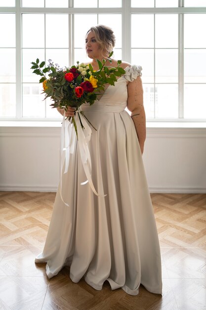 Volle Schussbraut, die mit Blumen aufwirft