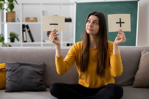 Volle Schussfrau auf Couch mit Papier