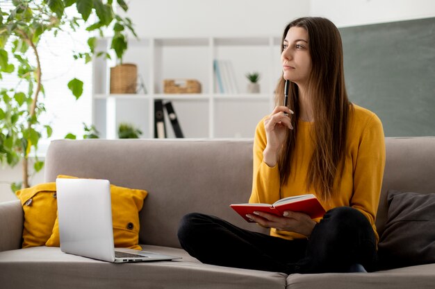 Volle Schussfrau auf Couchdenken