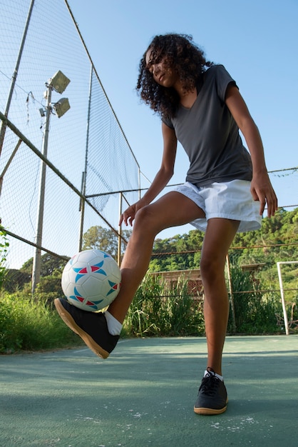 Volle Schussfrau auf Fußballfeld