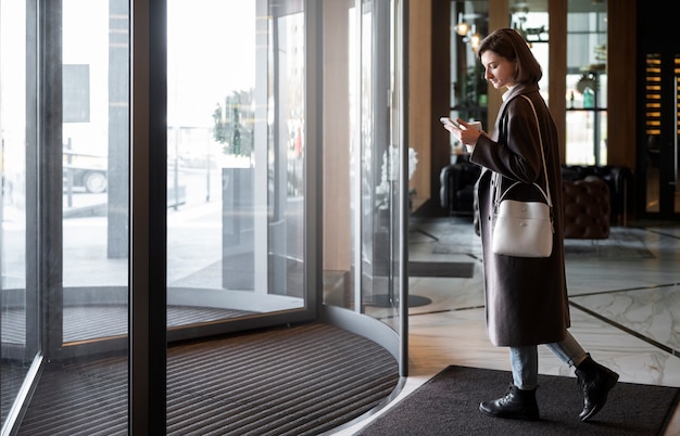 Kostenloses Foto volle schussfrau bei der arbeit mit kaffeetasse