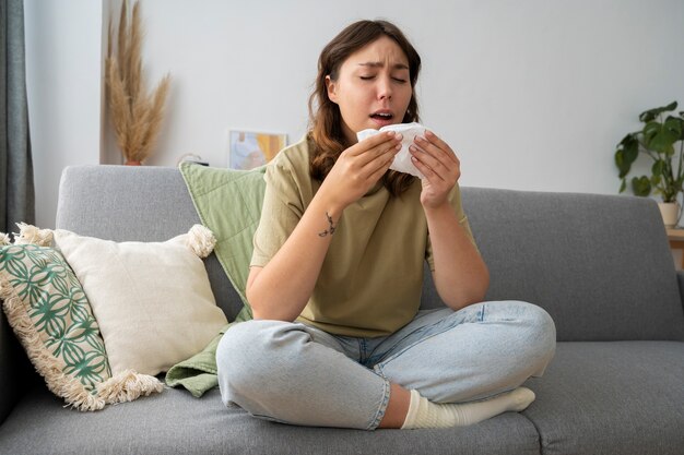 Volle Schussfrau, die an Allergien leidet