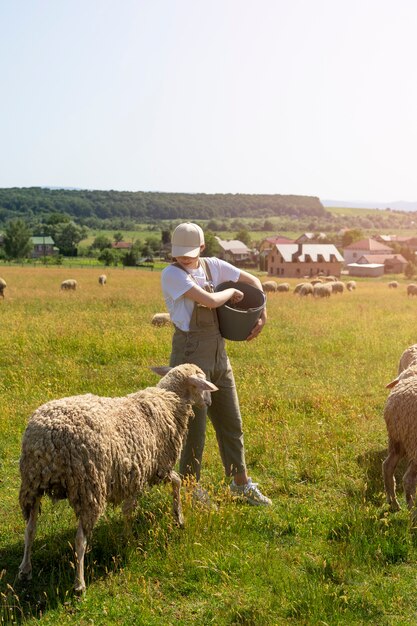 Volle Schussfrau, die Eimer mit Nahrung hält