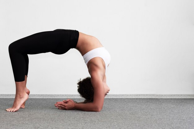 Volle Schussfrau, die eine Gymnastikübung tut