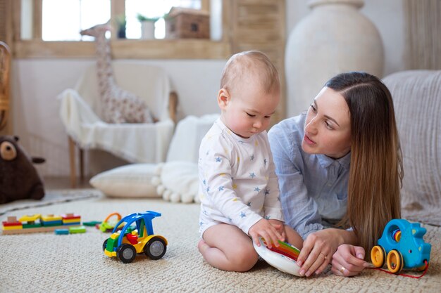 Volle Schussfrau, die mit Baby spricht